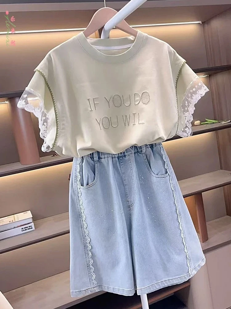 Girls' short-sleeved denim shorts set for summer, with lace embroidered shirt and trendy mid-length shorts for older children
Girls' short-sleeved denim shorts set for summer, with lace embroidered shirt and trendy mid-length shorts for older children