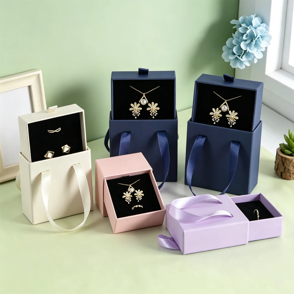 1Pcs Luxury Jewelry Box Navy Blue Paper Drawer Box with Handle Perfect Gift Packaging for Earrings Brooch Keychain Oils Rings
1Pcs Luxury Jewelry Box Navy Blue Paper Drawer Box with Handle Perfect Gift Packaging for Earrings Brooch Keychain Oils Rings