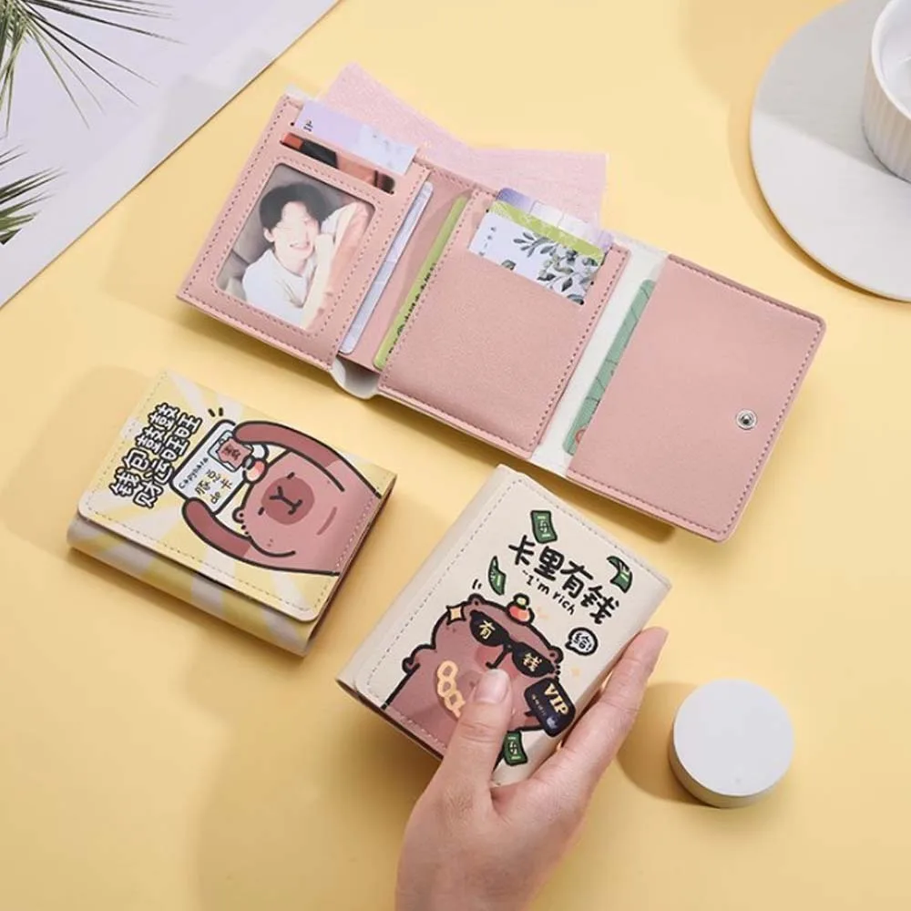 Подарочный водонепроницаемый кошелек с капибарой, большой емкости, милый тройной кошелек из искусственной кожи, отделение для заметок, бумажник с мультяшным мешочком для монет, покупок 
Подарочный водонепроницаемый кошелек с капибарой, большой емкости, милый тройной кошелек из искусственной кожи, отделение для заметок, бумажник с мультяшным мешочком для монет, покупок