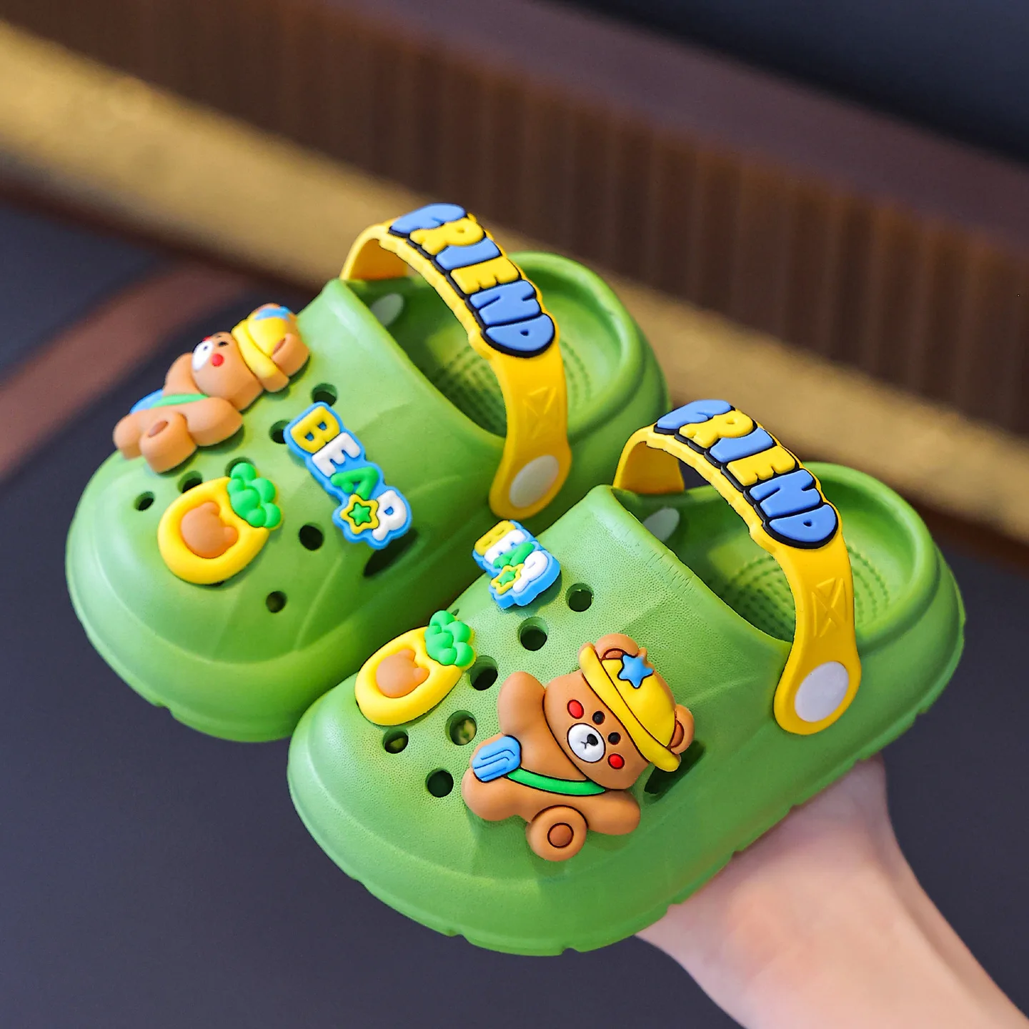 Summer Kids' Garden Clogs Shoes Boys & Girls Beach Clogs With Charms Lightweight Breathable DesignFor Toddler To Little Kids
Summer Kids' Garden Clogs Shoes Boys & Girls Beach Clogs With Charms Lightweight Breathable DesignFor Toddler To Little Kids
