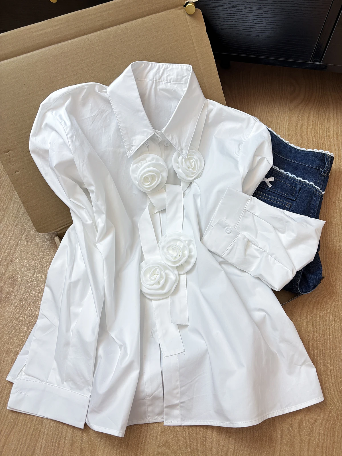 Элегантная белая женская блузка с 3D цветами на плечах и длинными рукавами, новинка весенней коллекции, уникальный модный топ в корейском стиле, свободный крой
Элегантная белая женская блузка с 3D цветами на плечах и длинными рукавами, новинка весенней коллекции, уникальный модный топ в корейском стиле, свободный крой