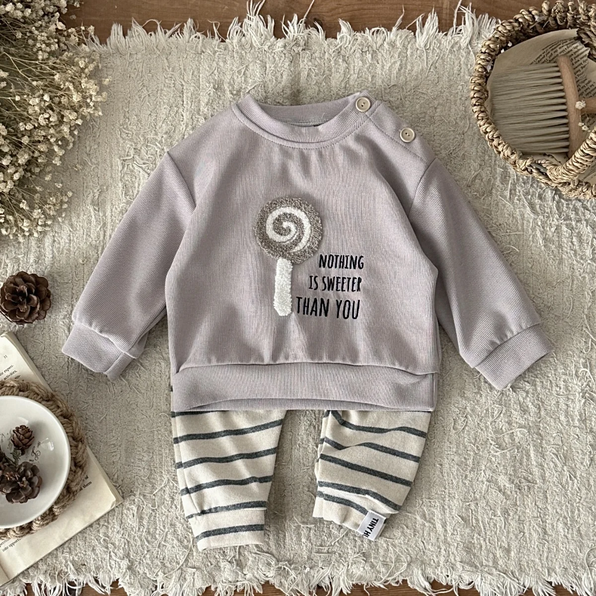 2Pcs/set Autumn New Baby Clothes Tracksuit Infant Outfits Lollipop Towel Embroidery Top Long Pants Newborn Set Toddler Suits
2Pcs/set Autumn New Baby Clothes Tracksuit Infant Outfits Lollipop Towel Embroidery Top Long Pants Newborn Set Toddler Suits