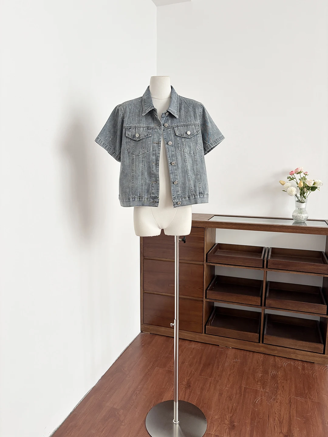 Casual Loose Fit Blue Denim Shirt Women's Short Sleeve Button up Collar Summer New Style Open Cardigan Top Fashion Resistant
Casual Loose Fit Blue Denim Shirt Women's Short Sleeve Button up Collar Summer New Style Open Cardigan Top Fashion Resistant