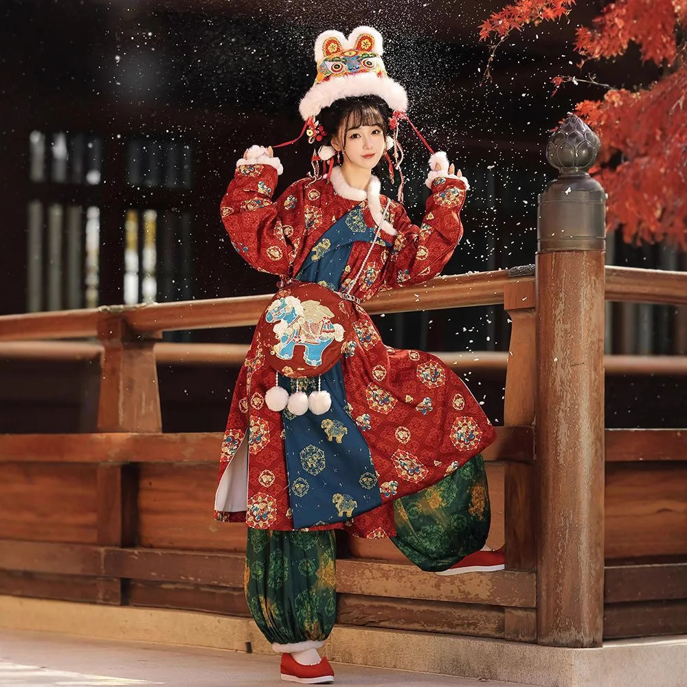 Tang Dynasty Hanfu female round-neck robe with embroidery, lantern pants, restored style, winter with lining, New Year costume
Tang Dynasty Hanfu female round-neck robe with embroidery, lantern pants, restored style, winter with lining, New Year costume