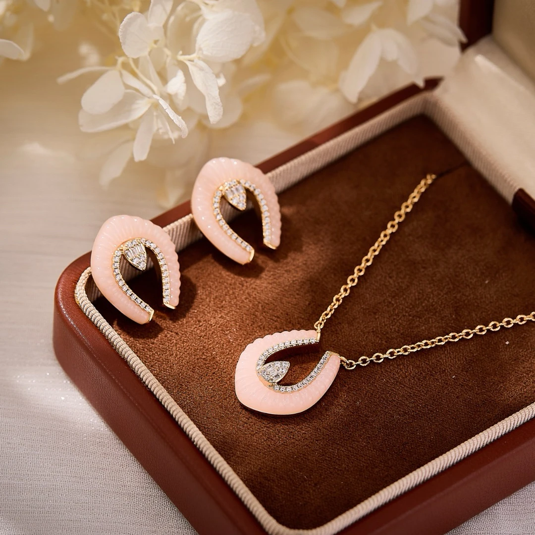 Роскошные очаровательные серьги-колье розового цвета с кубическим цирконием AAA, маленький комплект для женщин, комплекты ювелирных изделий на день рождения, повседневное платье
Роскошные очаровательные серьги-колье розового цвета с кубическим цирконием AAA, маленький комплект для женщин, комплекты ювелирных изделий на день рождения, повседневное платье