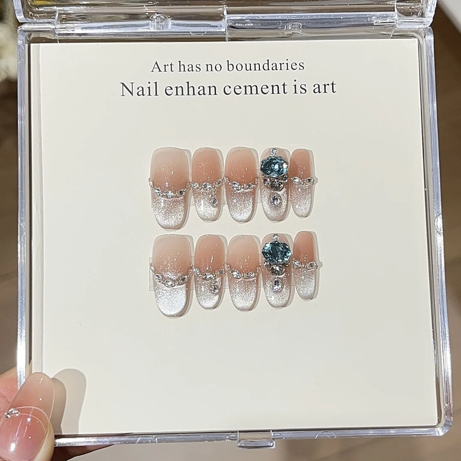 Medium Oval Press on Nails Shiny Gradient Sliver French Cat Eye False Nail Tips Wearable Glitter Art Long Oval Head Fake Nails
Medium Oval Press on Nails Shiny Gradient Sliver French Cat Eye False Nail Tips Wearable Glitter Art Long Oval Head Fake Nails