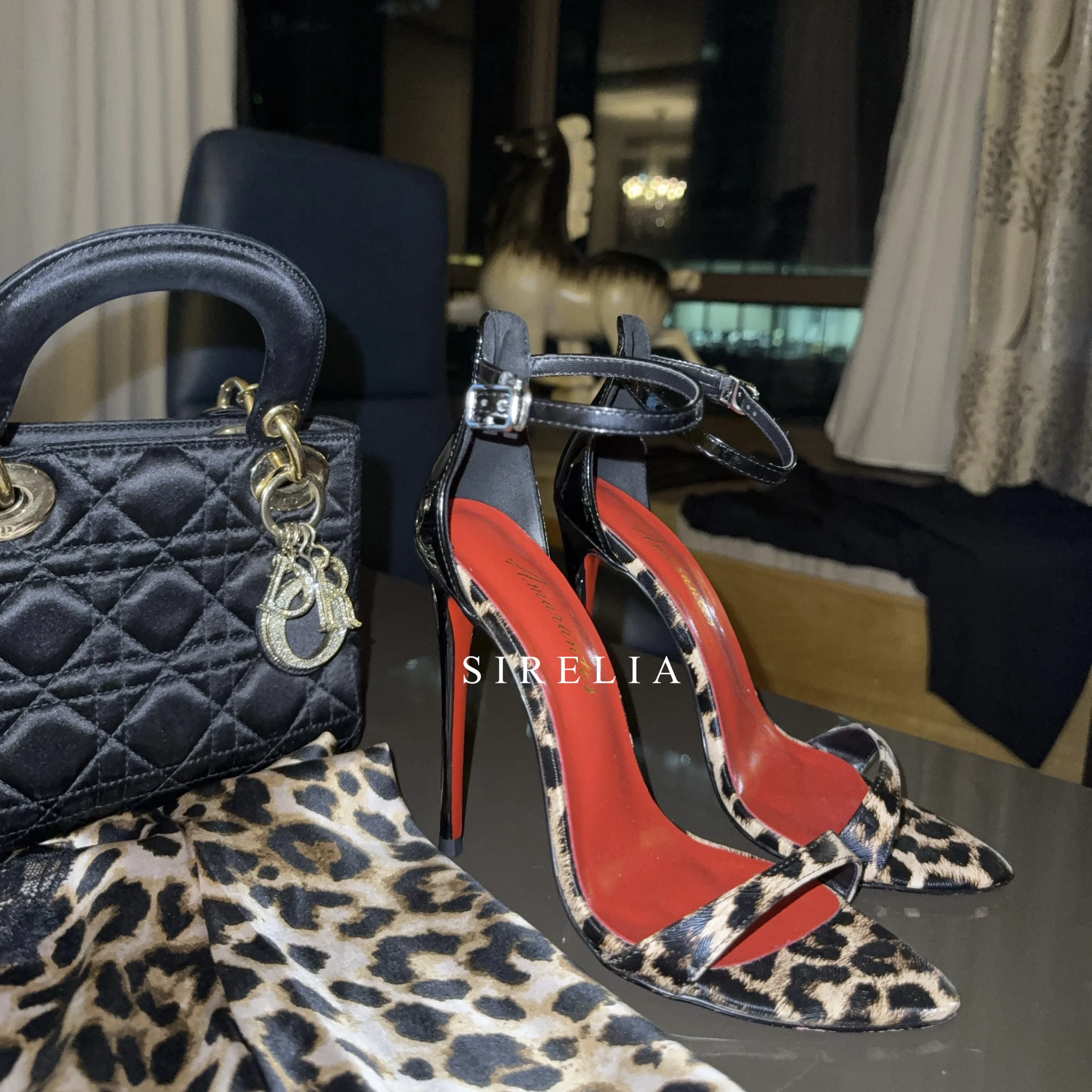 Сексуальные босоножки на очень высоком каблуке с леопардовым принтом и пряжкой, летние модные универсальные туфли на тонком французском каблуке 12 см.
Сексуальные босоножки на очень высоком каблуке с леопардовым принтом и пряжкой, летние модные универсальные туфли на тонком французском каблуке 12 см.