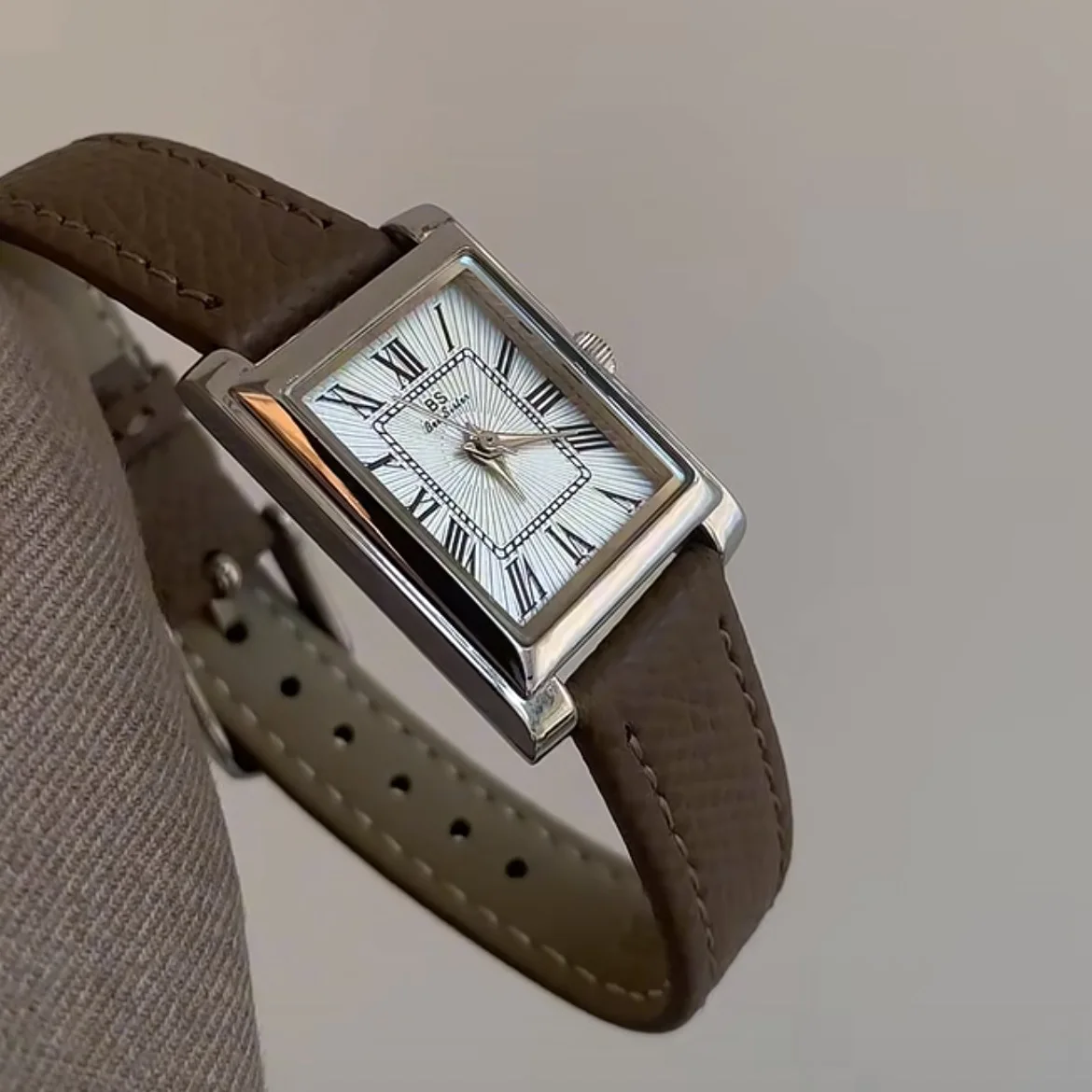 Luxury Women's Watch with Lock Clasp Niche Design, High-Quality Fashion Trend Elegant Women's Quartz Watch Gift
Luxury Women's Watch with Lock Clasp Niche Design, High-Quality Fashion Trend Elegant Women's Quartz Watch Gift