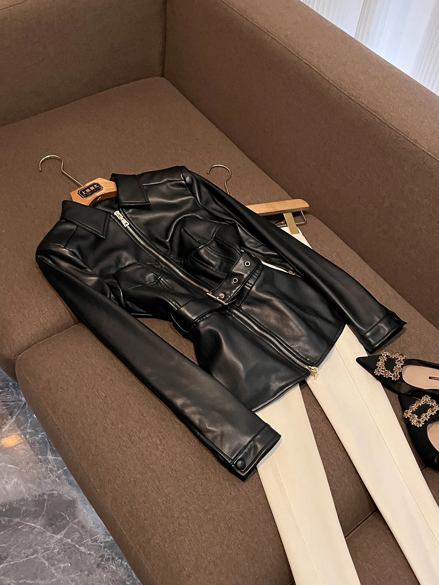 High-End PU Leather Jacket Women's 2026 New Heavy-Duty Motorcycle Zipper Waist Belt Turn-down Collar Long Sleeve Coat P672
High-End PU Leather Jacket Women's 2026 New Heavy-Duty Motorcycle Zipper Waist Belt Turn-down Collar Long Sleeve Coat P672