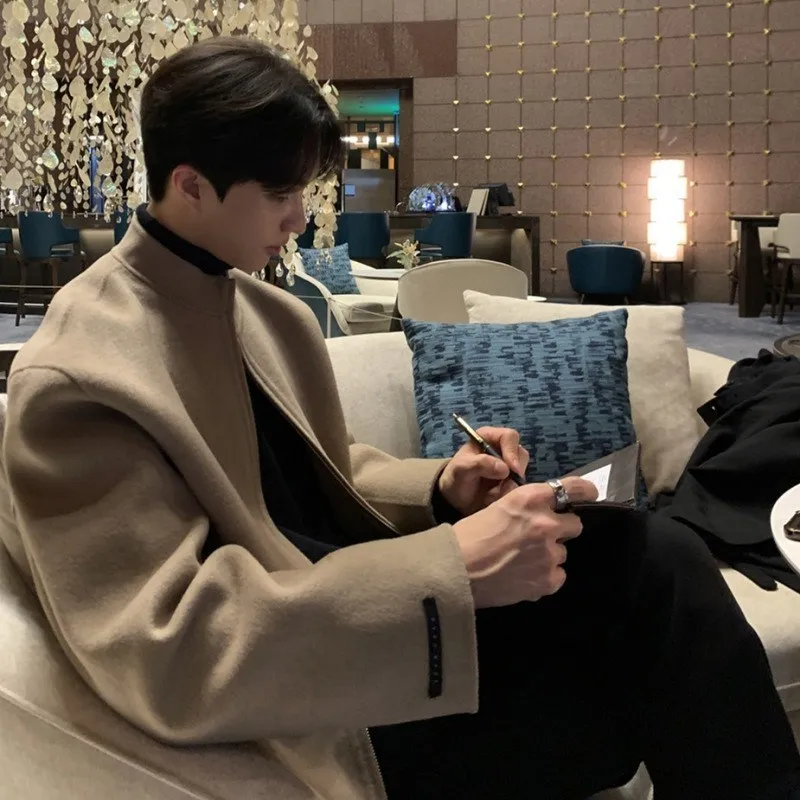 Мужское зимнее пальто из смесовой шерсти для особых случаев: юбилеев, памятных мероприятий, торжественных событий, а также для декоративного оформления.
Мужское зимнее пальто из смесовой шерсти для особых случаев: юбилеев, памятных мероприятий, торжественных событий, а также для декоративного оформления.