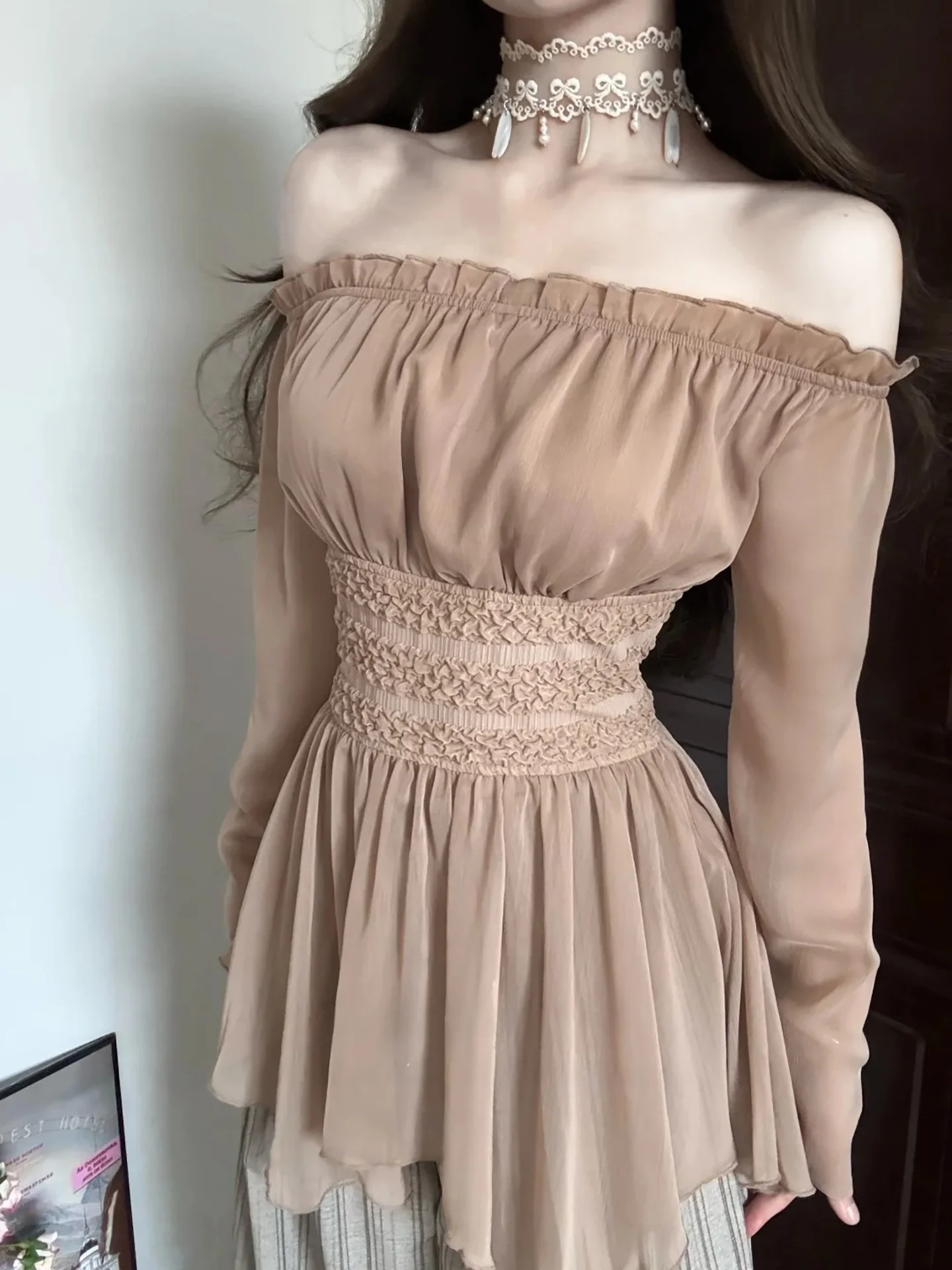 Elegant Vacation Style Long Sleeve Wrap Waist Slim Fit Shoulder Bared Versatile Chiffon Top for Women French Style Polyester
Elegant Vacation Style Long Sleeve Wrap Waist Slim Fit Shoulder Bared Versatile Chiffon Top for Women French Style Polyester