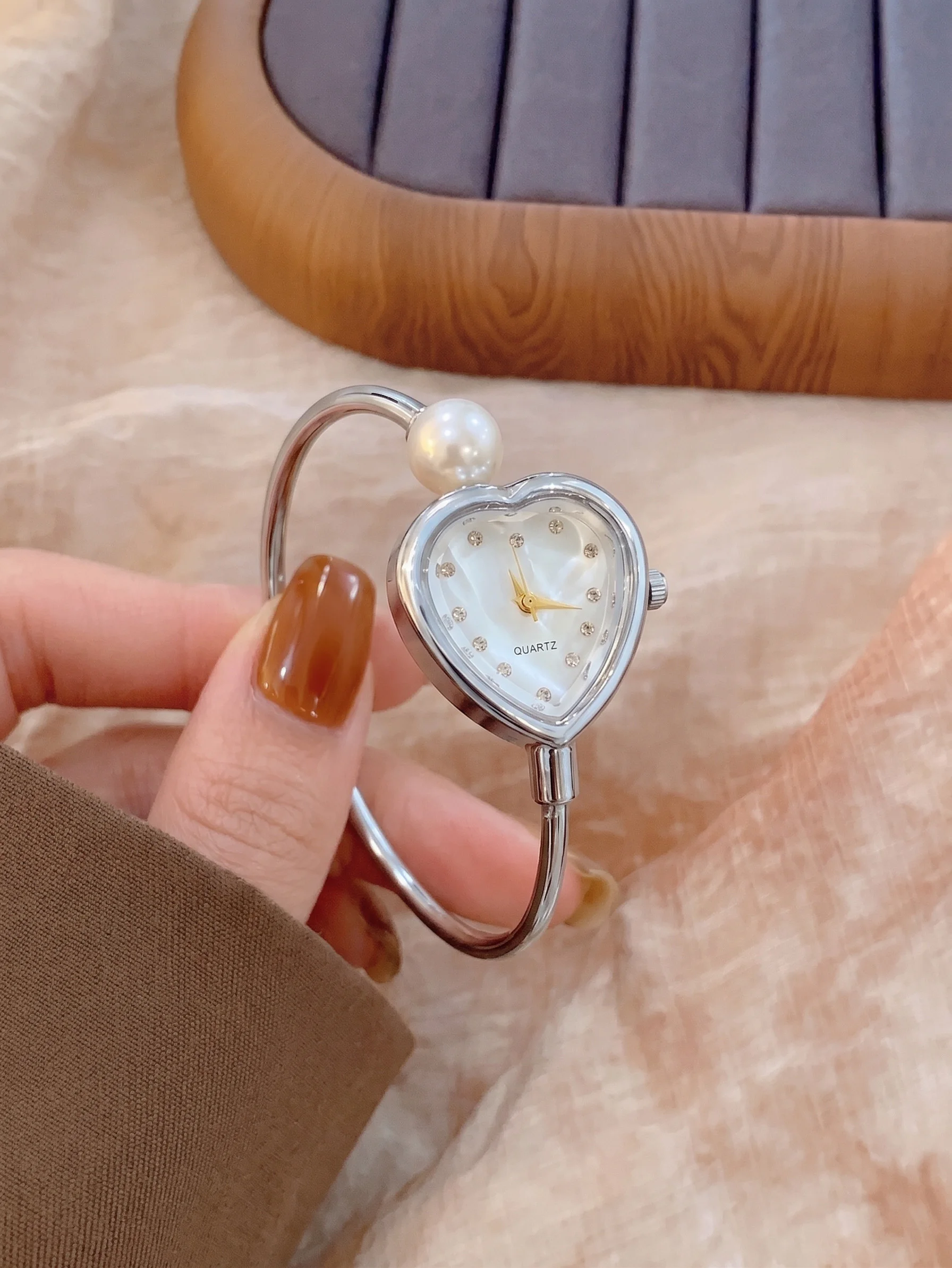 1pcs/set Teen 1Pcs Heart Pearl Bangle Quartz Watch, No Box for Back To School, Vacation & Holiday Daily Casual Wear
1pcs/set Teen 1Pcs Heart Pearl Bangle Quartz Watch, No Box for Back To School, Vacation & Holiday Daily Casual Wear