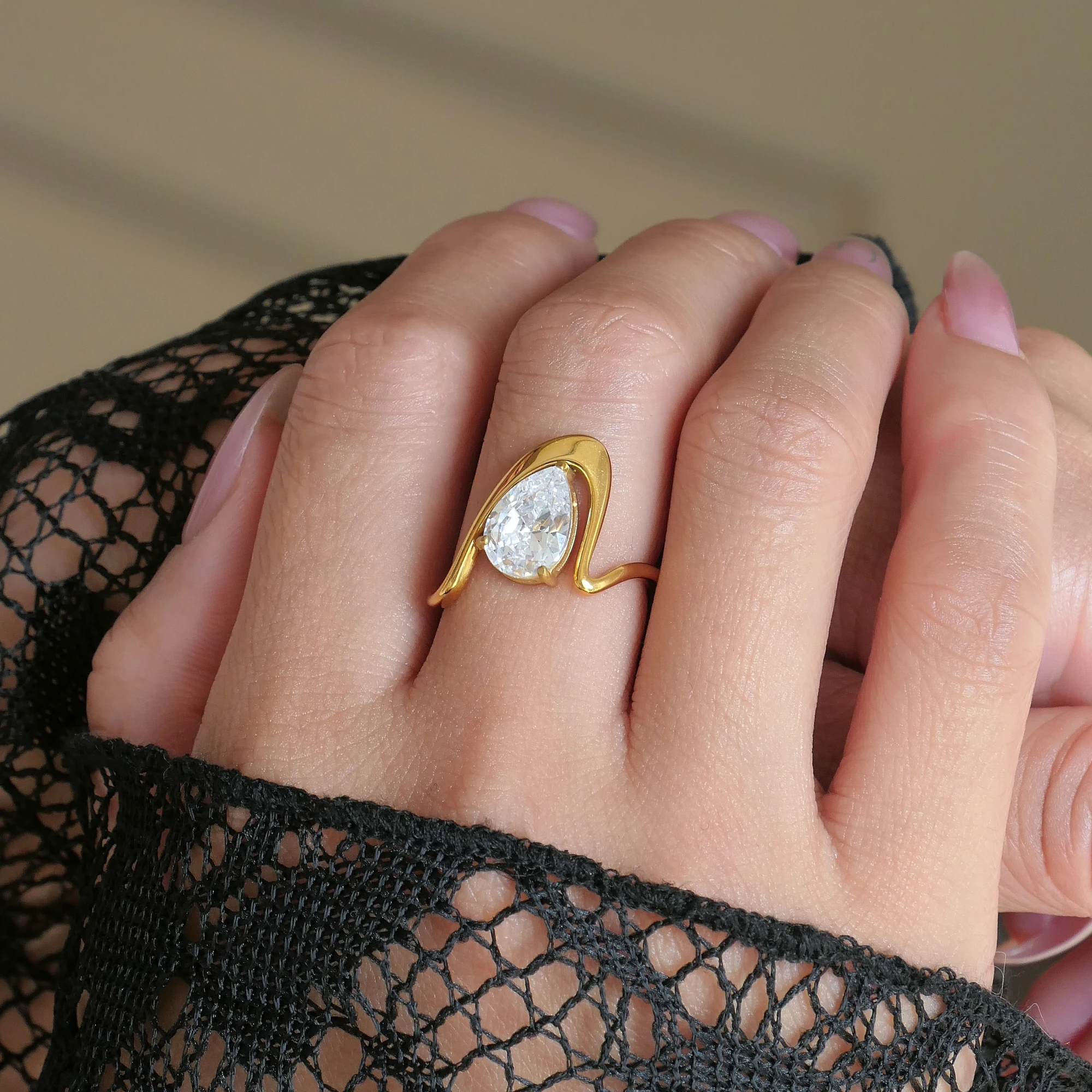 DASEIN New Boho Artist Line Wave Drop Zircon Korean Ring 2025 Summer 18k PVD Gold Plated Stainless Steel Spring Runway Jewelry
DASEIN New Boho Artist Line Wave Drop Zircon Korean Ring 2025 Summer 18k PVD Gold Plated Stainless Steel Spring Runway Jewelry