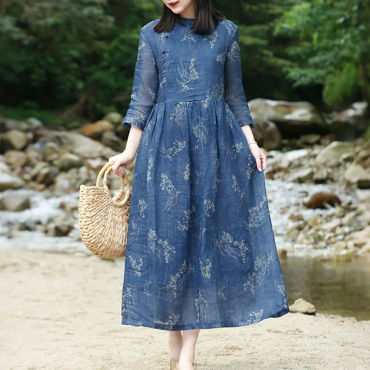LZJN Summer Retro Blue Ramie Print Dress with 3/4 Sleeves, Double-Layered High Waist, Slimming, Loose and Elegant Long Dress.
LZJN Summer Retro Blue Ramie Print Dress with 3/4 Sleeves, Double-Layered High Waist, Slimming, Loose and Elegant Long Dress.