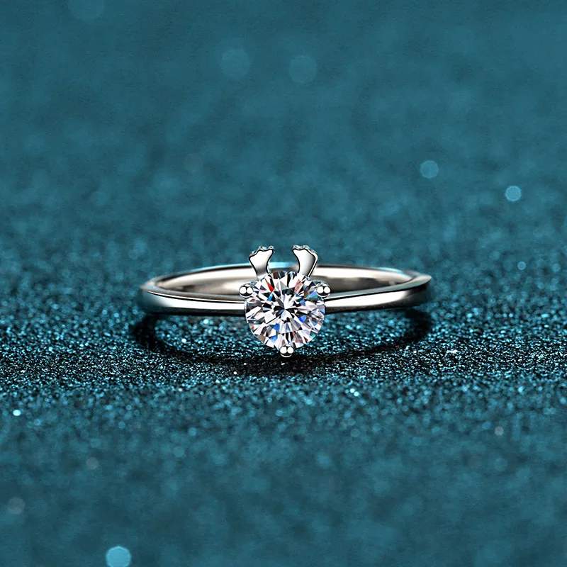 Luxury 18k White Gold 0.5ctMoissanite Platinum PT950 Engagement Ring for Women Glamorous Jewelry Wedding Rings
Luxury 18k White Gold 0.5ctMoissanite Platinum PT950 Engagement Ring for Women Glamorous Jewelry Wedding Rings