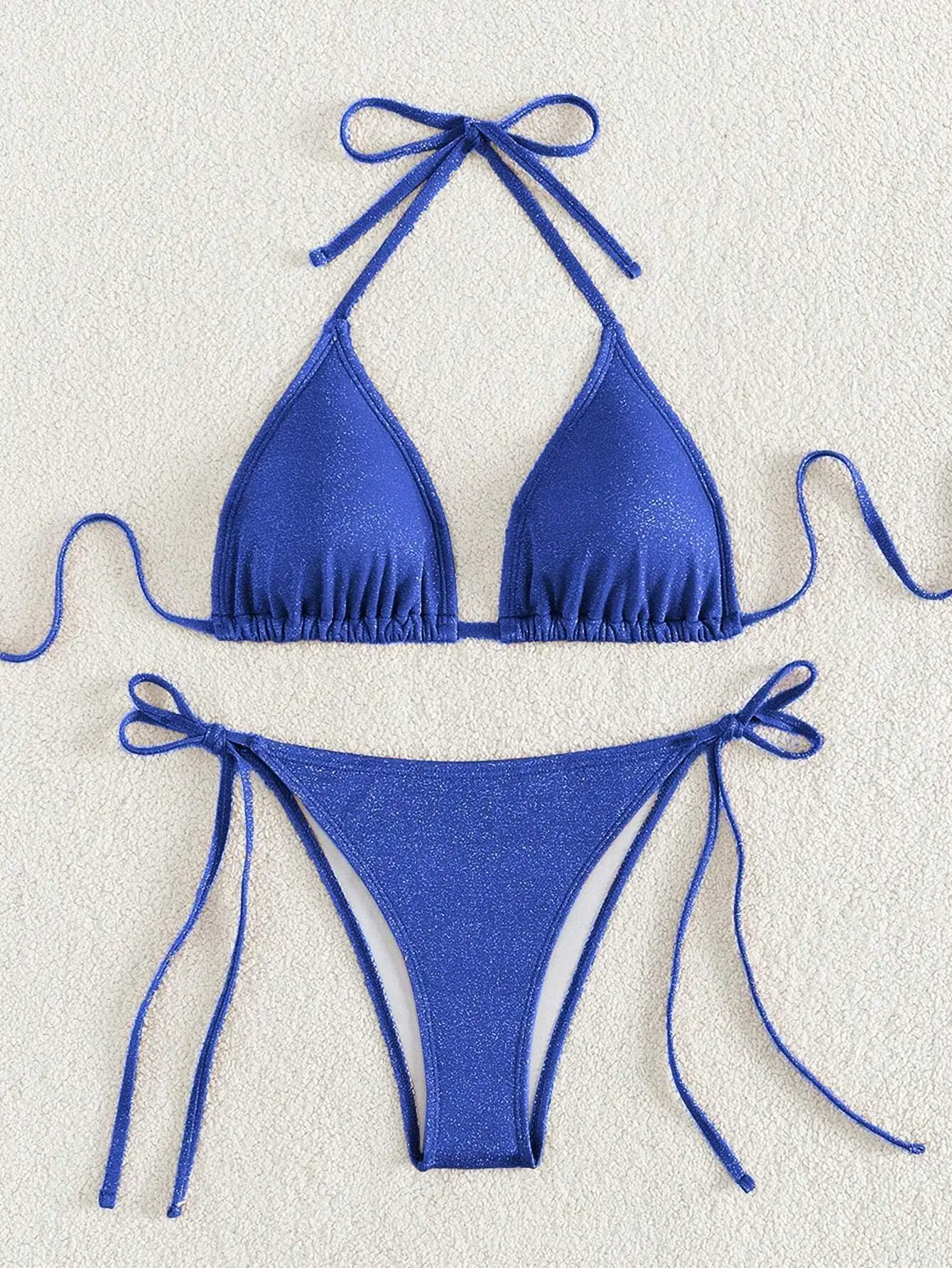 Женский комплект бикини однотонного цвета с треугольными чашечками и завязками сбоку
Женский комплект бикини однотонного цвета с треугольными чашечками и завязками сбоку