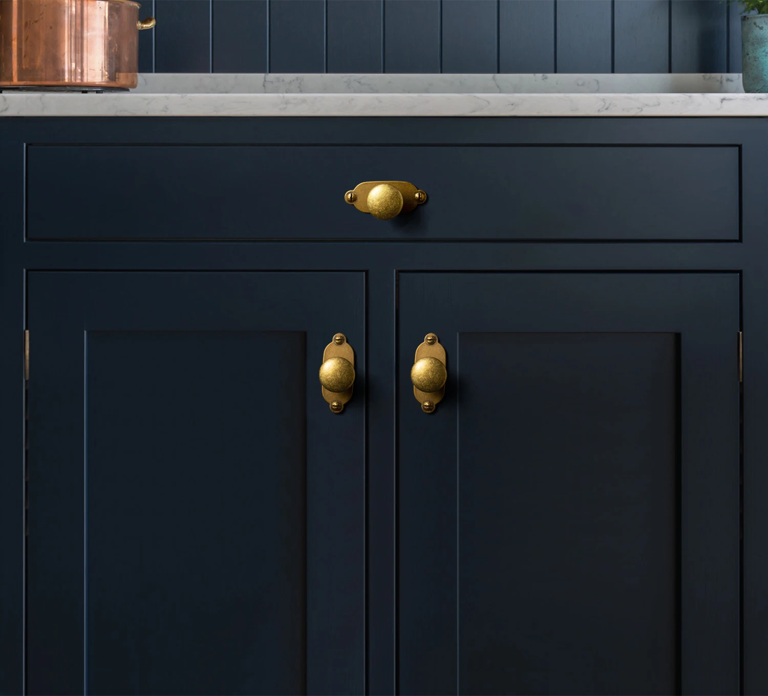 Goo-Ki Champagne Bronze Cabinet Drawer Pulls with Backplate Zinc Alloy Kitchen Hardware Retro Brass Bar Pull Handles and Knobs
Goo-Ki Champagne Bronze Cabinet Drawer Pulls with Backplate Zinc Alloy Kitchen Hardware Retro Brass Bar Pull Handles and Knobs