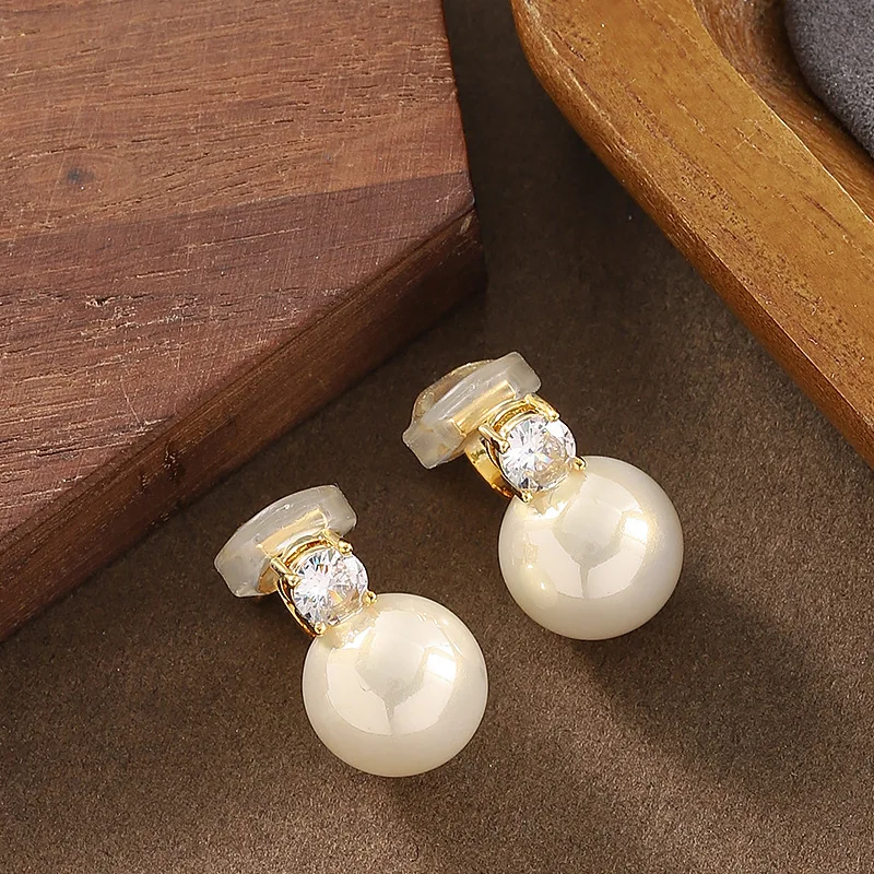 Fashionable Princess Diana Style Zhengyuan Shijia Pearl Zircon Ear Clip Earrings Light Luxurious Temperament Commuting Earrings
Fashionable Princess Diana Style Zhengyuan Shijia Pearl Zircon Ear Clip Earrings Light Luxurious Temperament Commuting Earrings