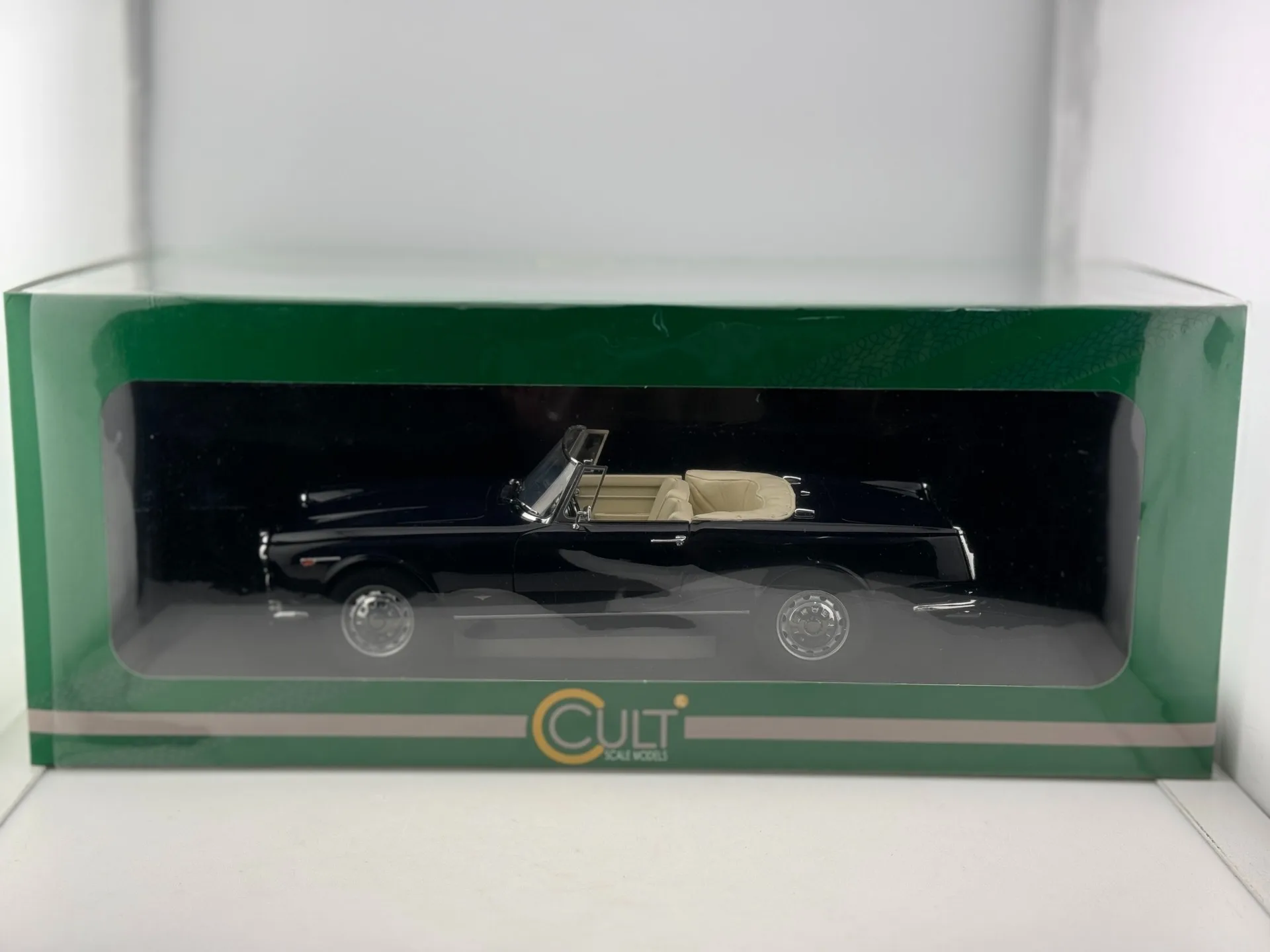 Flaws Diecast CULT 1/18 Scale Alfa Romeo 2600 Convertible Resin Car Model Collectible Toy Gift Souvenir Display Ornament
Flaws Diecast CULT 1/18 Scale Alfa Romeo 2600 Convertible Resin Car Model Collectible Toy Gift Souvenir Display Ornament
