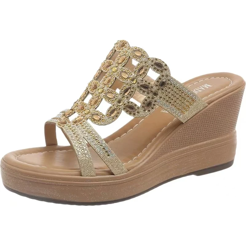 Женские летние тапочки на танкетке со стразами, нескользящие уличные тапочки на толстой подошве с открытым носком, большие размеры, сандалии на высоком каблуке
Женские летние тапочки на танкетке со стразами, нескользящие уличные тапочки на толстой подошве с открытым носком, большие размеры, сандалии на высоком каблуке