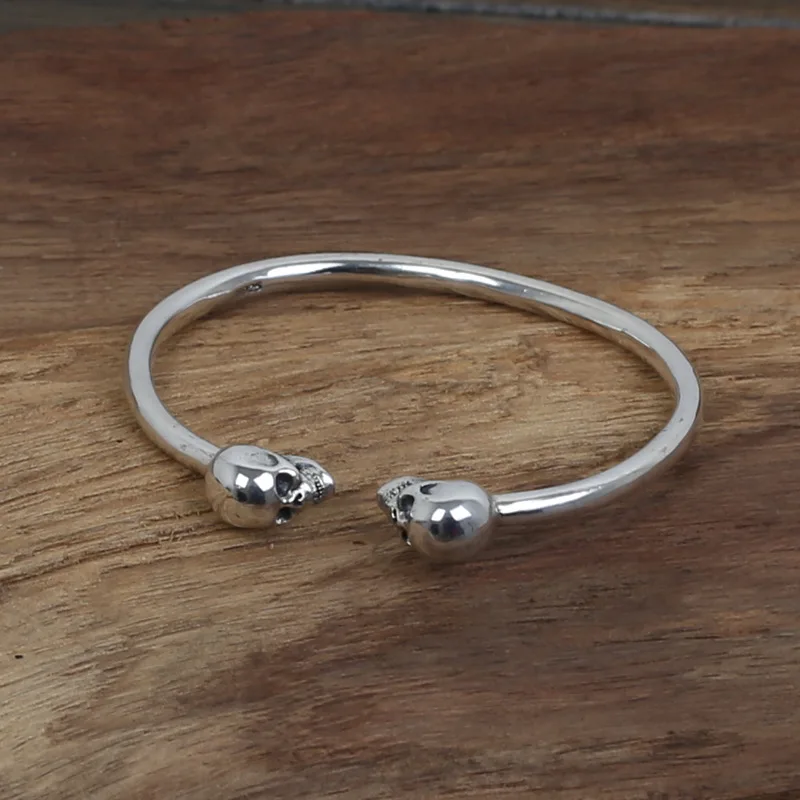 S925 sterling silver ornament vintage Thai silver men's and women's Korean-style popular silver simple double skull bracelet
S925 sterling silver ornament vintage Thai silver men's and women's Korean-style popular silver simple double skull bracelet