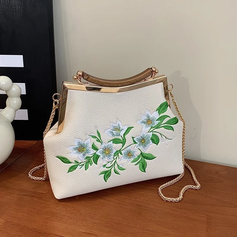 Fashionable Chinese Embroidery Handbag Brand Versatile Shoulder Bag 2025 New Chinese Style Tote Bag Trend Designer Travel Wallet
Fashionable Chinese Embroidery Handbag Brand Versatile Shoulder Bag 2025 New Chinese Style Tote Bag Trend Designer Travel Wallet