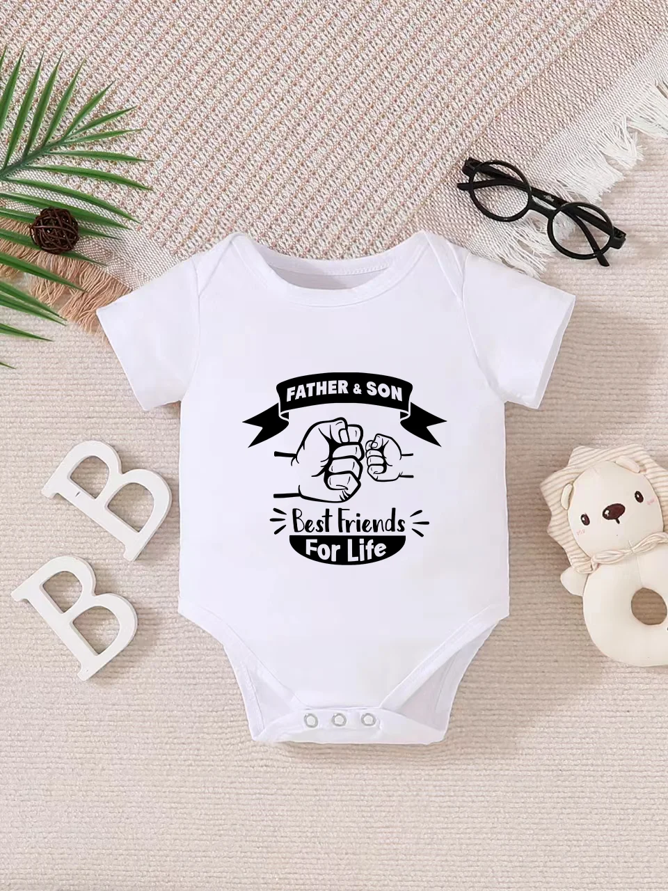 Playful letter-printed baby short-sleeve triangle bodysuit. Button closure for easy dressing, machine washable
Playful letter-printed baby short-sleeve triangle bodysuit. Button closure for easy dressing, machine washable