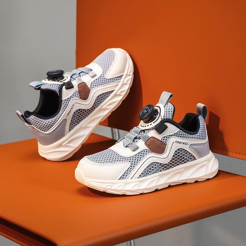 A pair of children's mesh sports shoes suitable for all seasons, versatile style, comfortable and soft to wear. DEH-9918
A pair of children's mesh sports shoes suitable for all seasons, versatile style, comfortable and soft to wear. DEH-9918