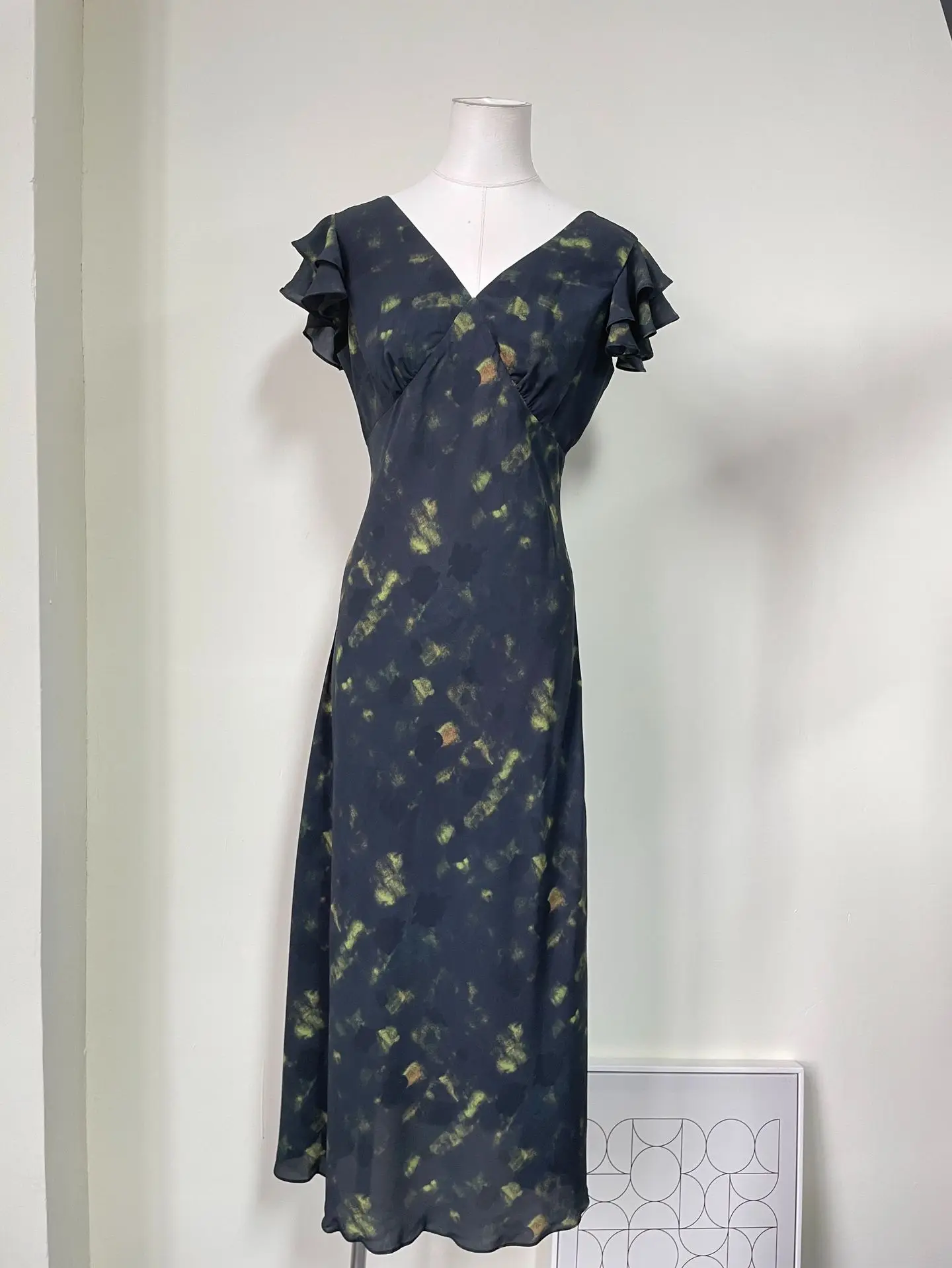 Ink-Wash Ombré Bias-Cut Maxi Dress — Elegant, Sleeveless, V-Neck Women's Dress with Designer Flair (Summer 2026 New Arrival)
Ink-Wash Ombré Bias-Cut Maxi Dress — Elegant, Sleeveless, V-Neck Women's Dress with Designer Flair (Summer 2026 New Arrival)