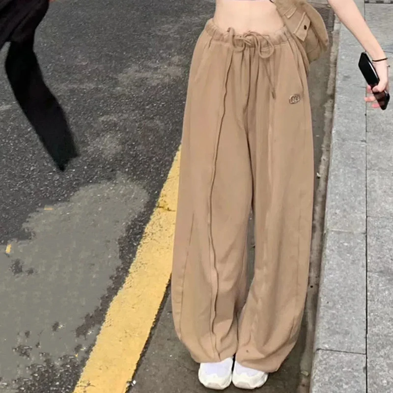 Женские спортивные брюки Harajuku с высокой талией, американские ретро свободные брюки с широкими штанинами, женские уличные брюки в стиле хип-хоп, новинка на весну
Женские спортивные брюки Harajuku с высокой талией, американские ретро свободные брюки с широкими штанинами, женские уличные брюки в стиле хип-хоп, новинка на весну