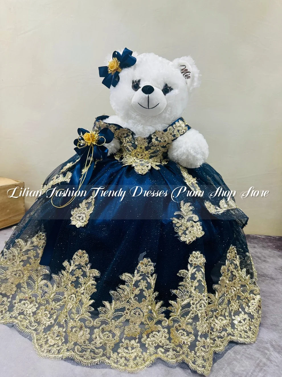 Синее фантазийное платье Quinceanera с драгоценными камнями и плюшевым мишкой 2025, мексиканское без бретелек с золотой аппликацией и рюшами по индивидуальному заказу
Синее фантазийное платье Quinceanera с драгоценными камнями и плюшевым мишкой 2025, мексиканское без бретелек с золотой аппликацией и рюшами по индивидуальному заказу