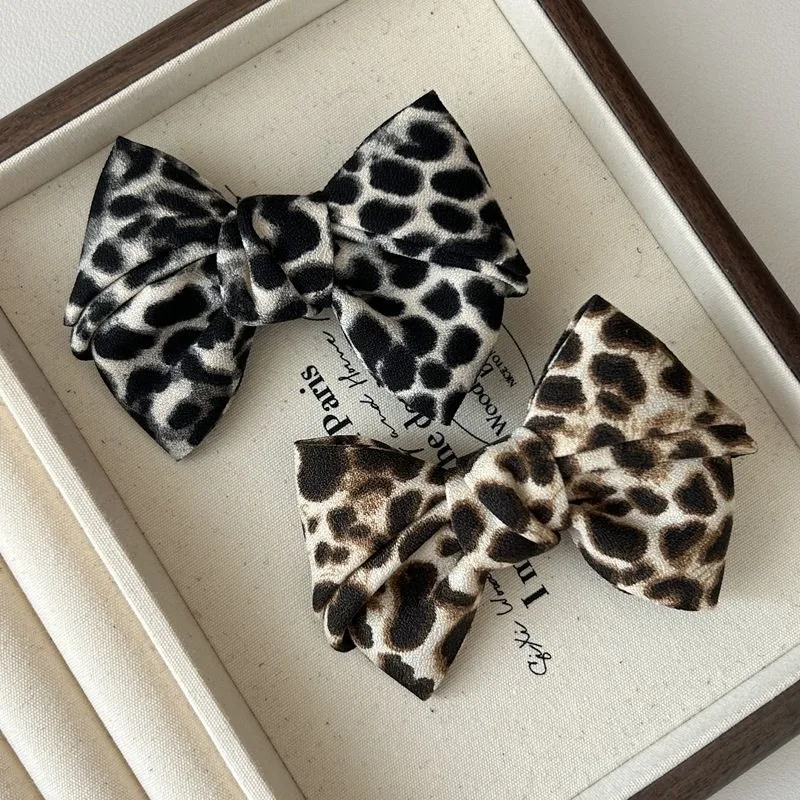 Vintage Leopard Print Bow Premium Hair Grab Hair Accessories Fixed Hair Shark Clip Ideal for All Hairstyles Dating & Daily Wear
Vintage Leopard Print Bow Premium Hair Grab Hair Accessories Fixed Hair Shark Clip Ideal for All Hairstyles Dating & Daily Wear