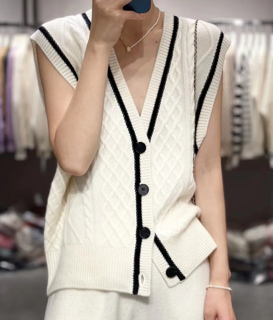 Layering 100% cashmere cardigan women's vest V-neck sleeveless sweater cashmere waistcoat short knitting top cable knit outer
Layering 100% cashmere cardigan women's vest V-neck sleeveless sweater cashmere waistcoat short knitting top cable knit outer