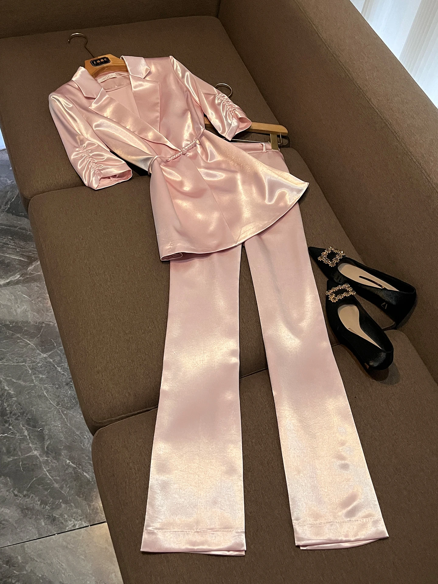 Elegant Mid-Sleeve Acetate Suit Set for Women Professional Thin Style Commute Waist-Cinched Two-Piece Ensemble
Elegant Mid-Sleeve Acetate Suit Set for Women Professional Thin Style Commute Waist-Cinched Two-Piece Ensemble