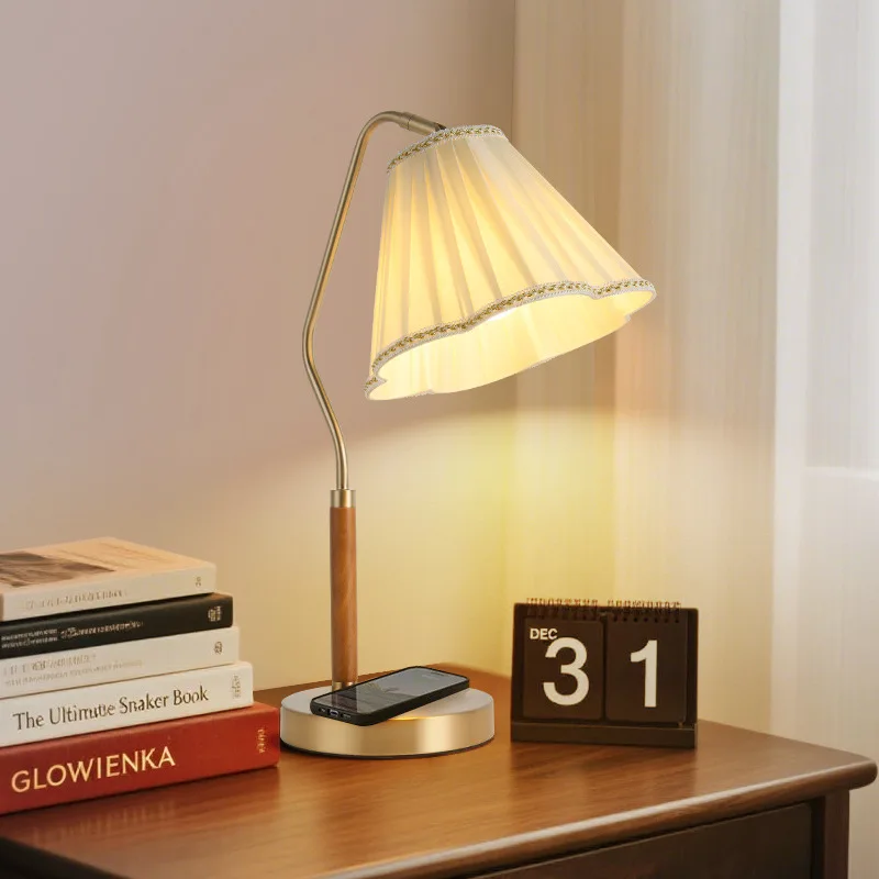 Medieval style bedroom bedside adjustable angle retro desk lamp solid wood fabric living room sofa study decoration atmosphere
Medieval style bedroom bedside adjustable angle retro desk lamp solid wood fabric living room sofa study decoration atmosphere