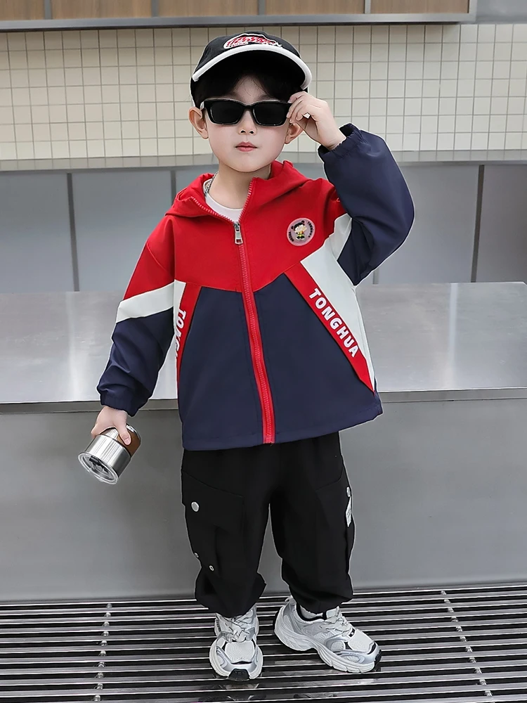 Ветровка Zheta для мальчиков, весна-осень, модная куртка с капюшоном, молодежная трендовая куртка для мальчиков, из полиэстера, длинная, в стиле колор-блок
Ветровка Zheta для мальчиков, весна-осень, модная куртка с капюшоном, молодежная трендовая куртка для мальчиков, из полиэстера, длинная, в стиле колор-блок