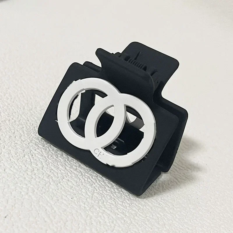 High sense fashion small fragrance Shark clip clip Simple back of head fashion light luxury fixed hair clip
High sense fashion small fragrance Shark clip clip Simple back of head fashion light luxury fixed hair clip