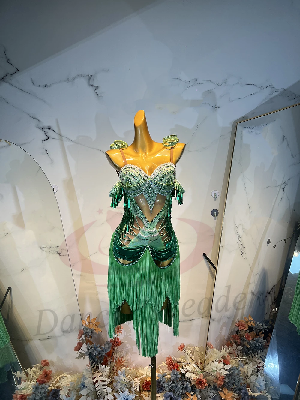 Костюм для латиноамериканских танцев: женское платье для выступлений с бахромой и вырезами, инкрустированное стразами AB, для взрослых и детей, высококачественное, на заказ
Костюм для латиноамериканских танцев: женское платье для выступлений с бахромой и вырезами, инкрустированное стразами AB, для взрослых и детей, высококачественное, на заказ