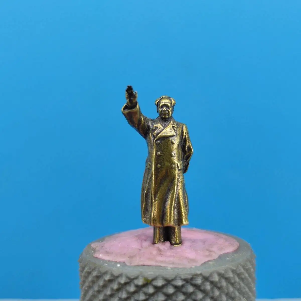 Antique brass mini simulation model statue of the great man Mao home desktop Chinese style decoration handicraft
Antique brass mini simulation model statue of the great man Mao home desktop Chinese style decoration handicraft