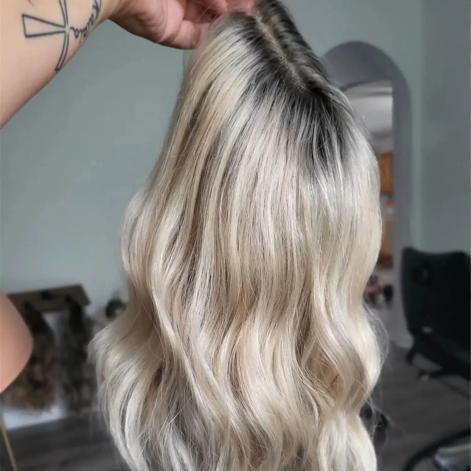 Синтетический парик Icy Platinum Blonde Ombre с кружевной основой, свободные волны, свободная линия роста волос, термостойкое волокно, без клея, для женщин, длина до плеч
Синтетический парик Icy Platinum Blonde Ombre с кружевной основой, свободные волны, свободная линия роста волос, термостойкое волокно, без клея, для женщин, длина до плеч