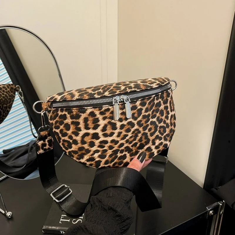 Vintage Kiss Lock Clutch For Women Designer Elegant Leather Evening Bag With Retro Charm And Style
Vintage Kiss Lock Clutch For Women Designer Elegant Leather Evening Bag With Retro Charm And Style