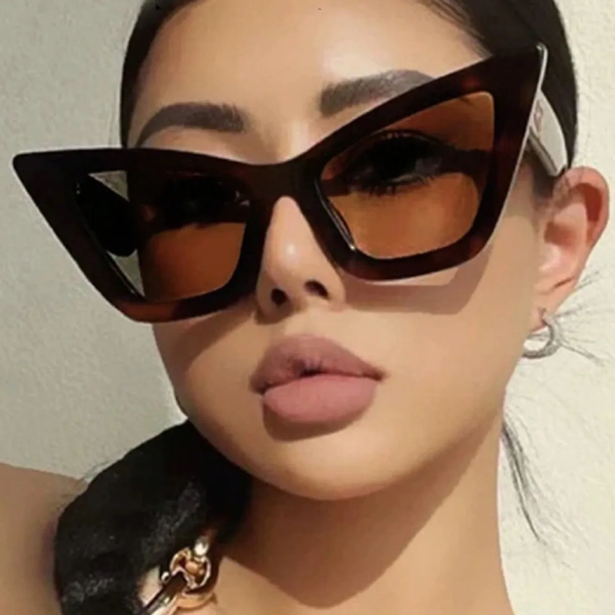 2026 New Oversized Triangle Cat Eye Sunglasses Retro Fashion UV400 Face Slimming Unisex Outdoor Vacation Shades
2026 New Oversized Triangle Cat Eye Sunglasses Retro Fashion UV400 Face Slimming Unisex Outdoor Vacation Shades