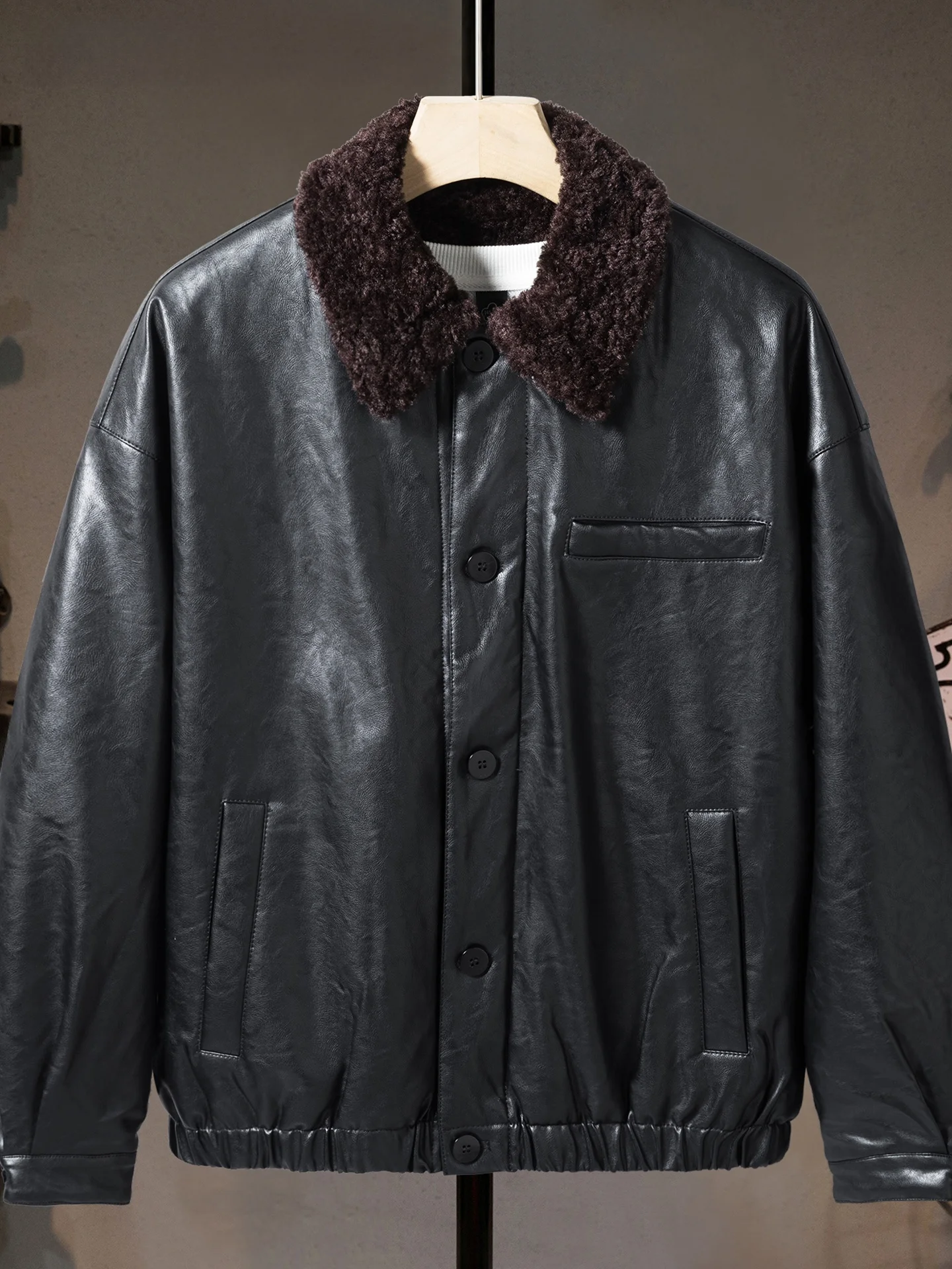 Мужская утепленная кожаная куртка с флисовой подкладкой в стиле ретро, американская мотоциклетная куртка, осенне-зимняя новинка для дома и активного отдыха
Мужская утепленная кожаная куртка с флисовой подкладкой в стиле ретро, американская мотоциклетная куртка, осенне-зимняя новинка для дома и активного отдыха