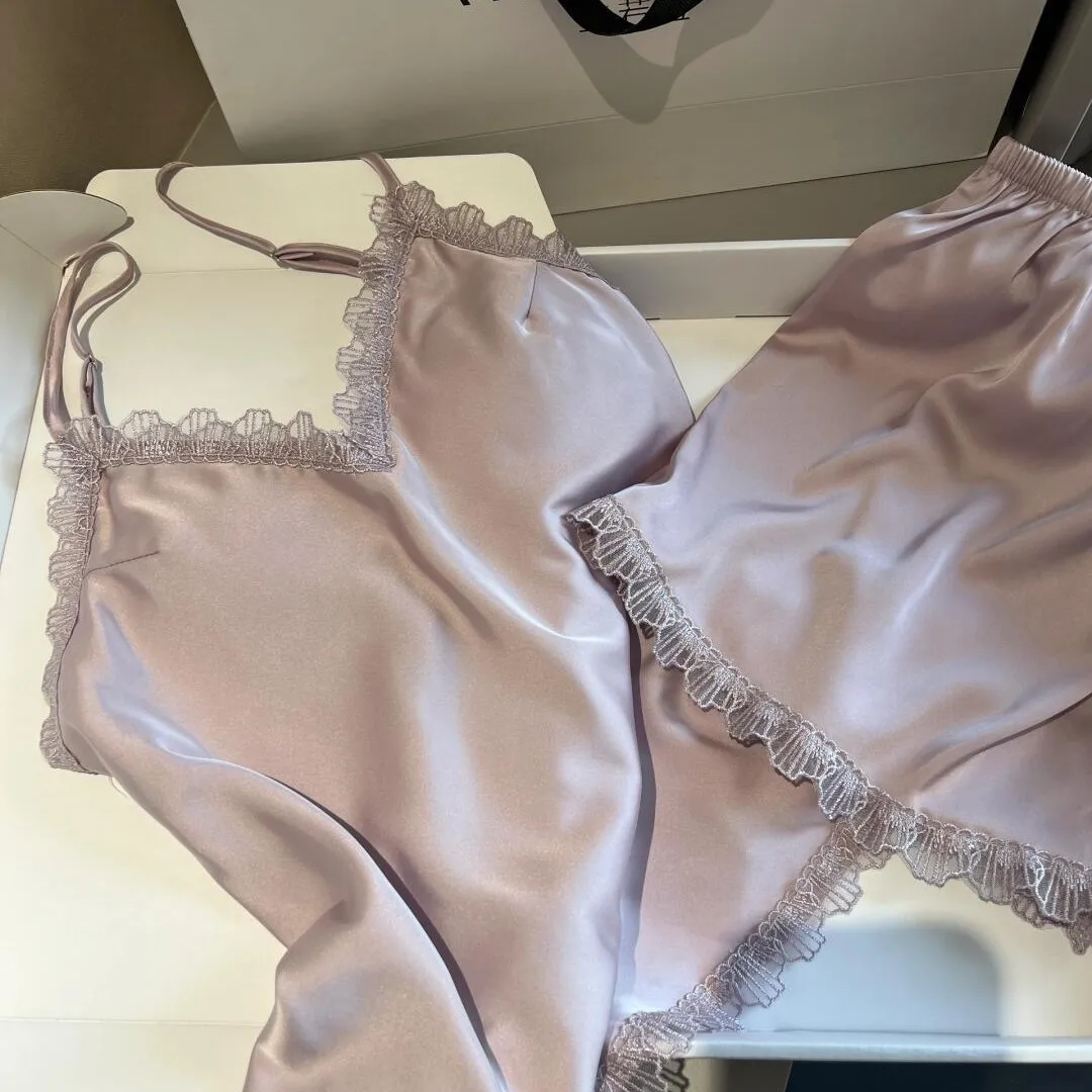Summer new ladies suspenders shorts sexy thin ice silk pajamas women's home clothes with chest pads can be worn outside the suit
Summer new ladies suspenders shorts sexy thin ice silk pajamas women's home clothes with chest pads can be worn outside the suit