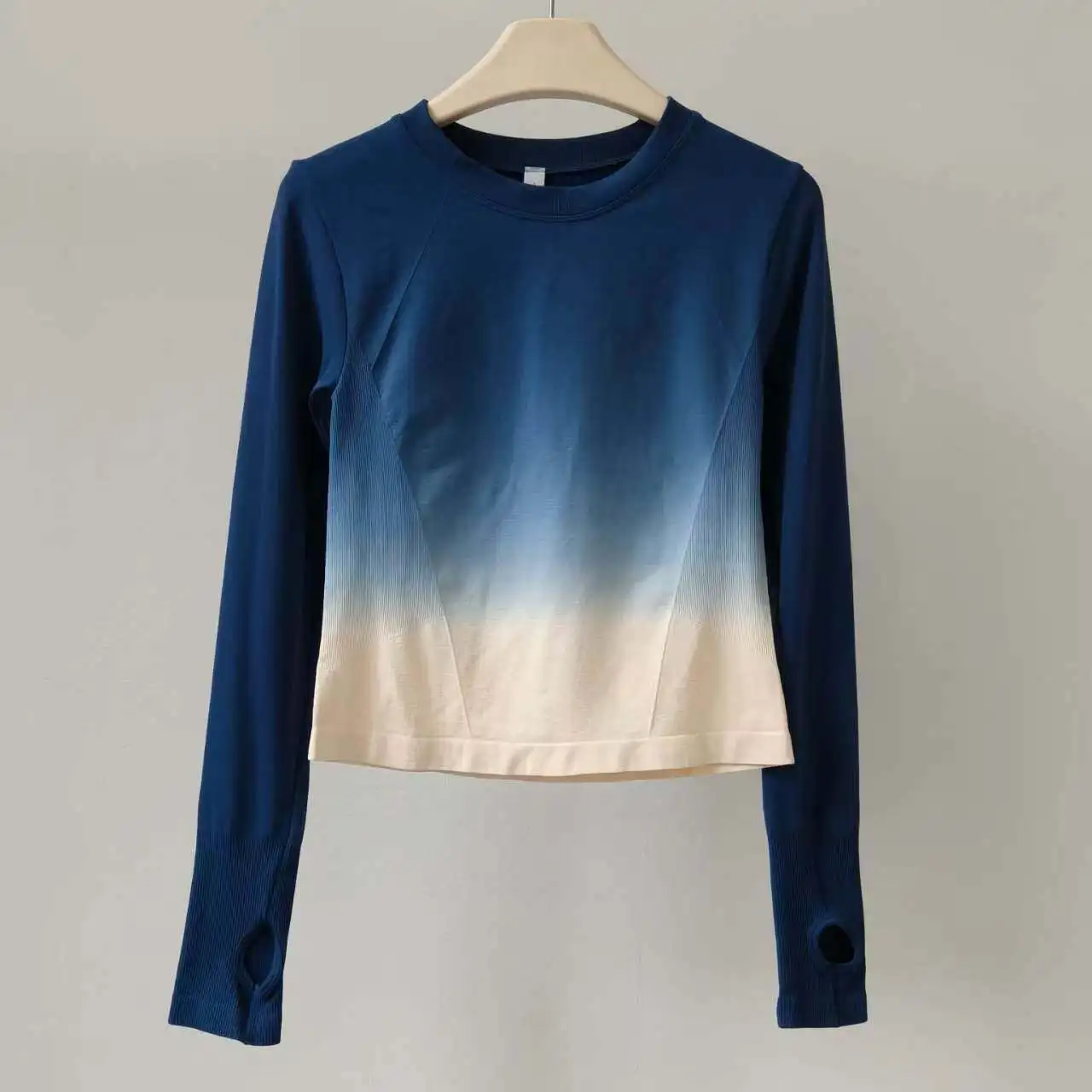 Women's Gradient Color Light Breathable Quick-Drying Long-Sleeved Yoga Wear Sports T-Shirts Fitness Sweat-Absorbent Top
Women's Gradient Color Light Breathable Quick-Drying Long-Sleeved Yoga Wear Sports T-Shirts Fitness Sweat-Absorbent Top
