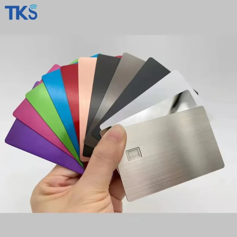 Различные цвета, слот для чипа EMV, металлическая пустая кредитная дебетовая карта с черной магнитной полосой и фирменной панелью
Различные цвета, слот для чипа EMV, металлическая пустая кредитная дебетовая карта с черной магнитной полосой и фирменной панелью