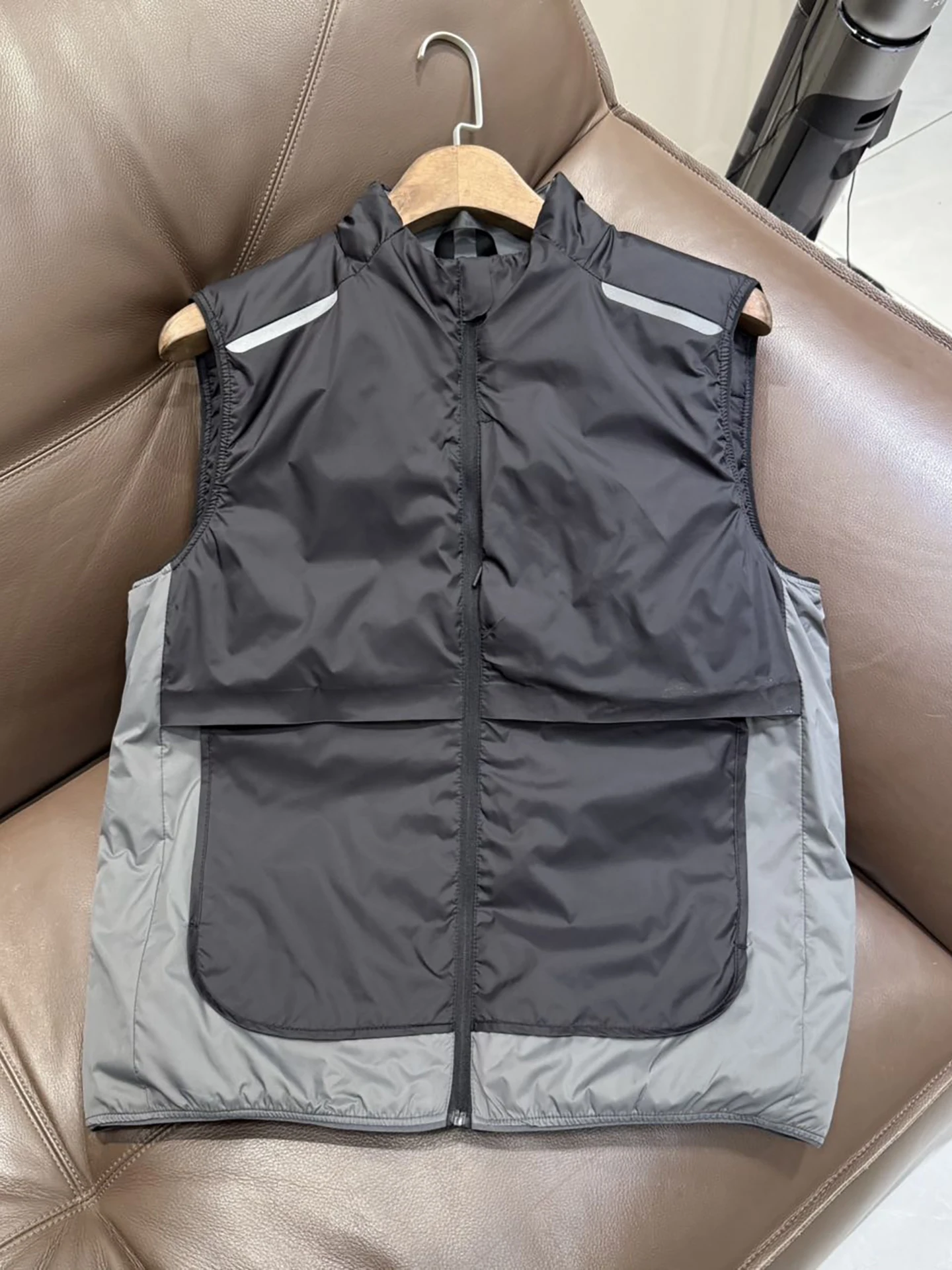 Легкий хлопковый жилет для мужчин на осень-зиму: теплый, дышащий, с воротником-стойкой, универсальный, повседневный, модный, для многослойных образов
Легкий хлопковый жилет для мужчин на осень-зиму: теплый, дышащий, с воротником-стойкой, универсальный, повседневный, модный, для многослойных образов