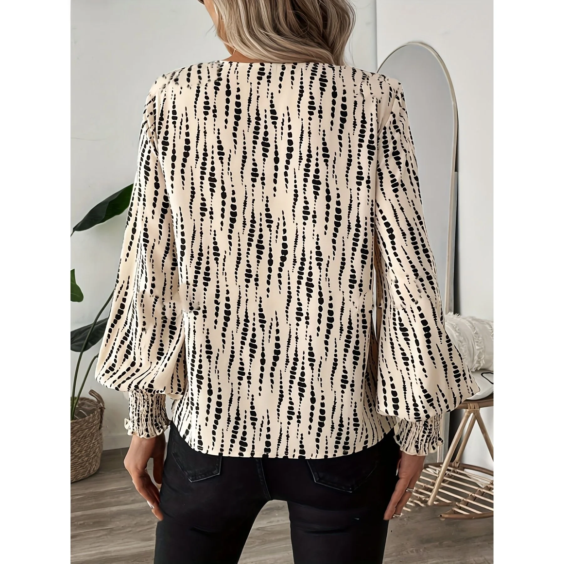 Elegant V-Neck Ladies Shirt Autumn Wear Cross-Border Long Sleeve Polyester Fabric Loose Fit Overhead Style General Purpose Ga...
Elegant V-Neck Ladies Shirt Autumn Wear Cross-Border Long Sleeve Polyester Fabric Loose Fit Overhead Style General Purpose Ga...