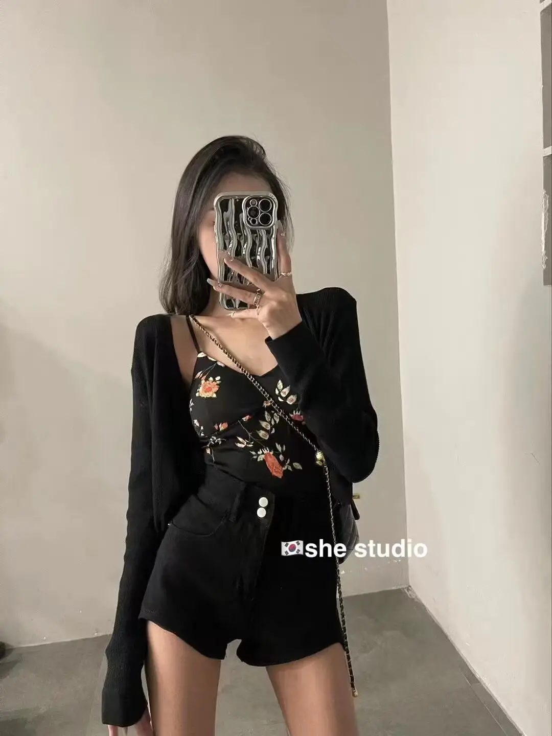 New Korean Version of Three-piece Knit Cardigan+high Waist Sexy Shorts+spice Floral Vest Summer Fashion Suit Female
New Korean Version of Three-piece Knit Cardigan+high Waist Sexy Shorts+spice Floral Vest Summer Fashion Suit Female