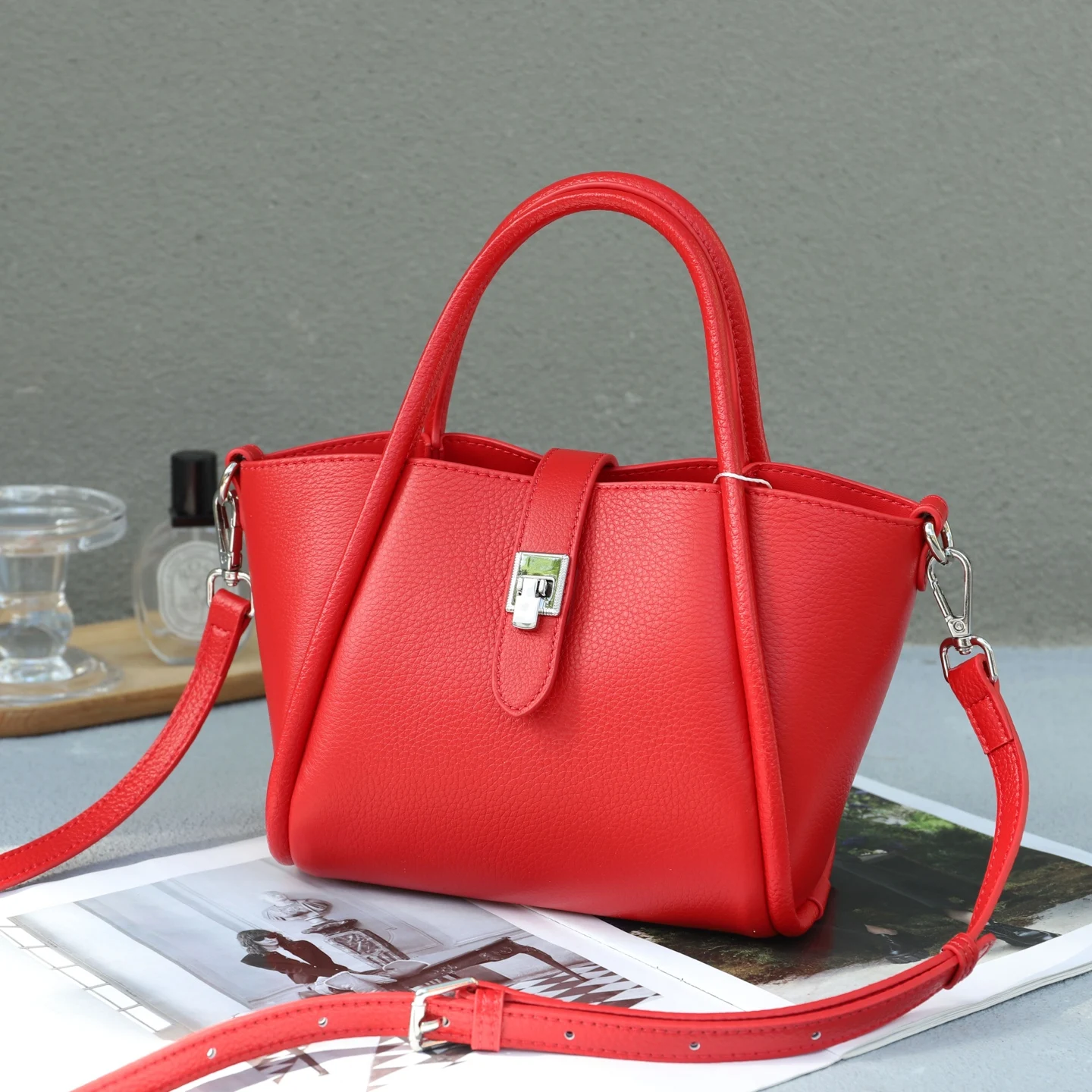 Новая женская сумка-тоут из натуральной коровьей кожи класса люкс, дизайнерская, большая сумка через плечо, маленькая сумочка для женщин
Новая женская сумка-тоут из натуральной коровьей кожи класса люкс, дизайнерская, большая сумка через плечо, маленькая сумочка для женщин